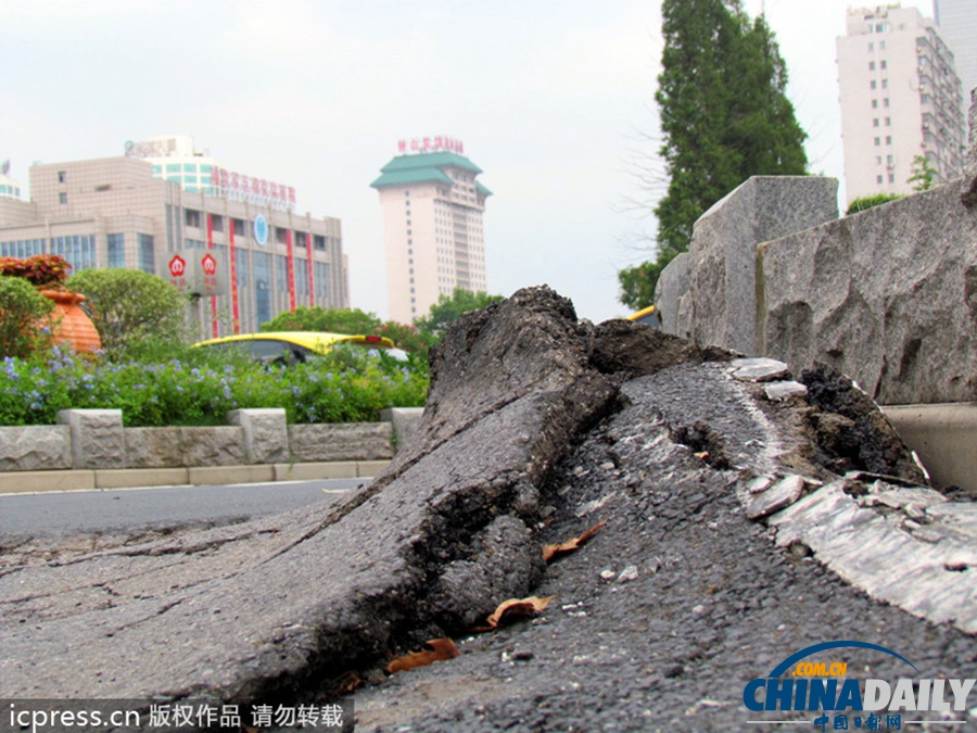 南京連日高溫 市內(nèi)道路被曬成“波浪路”