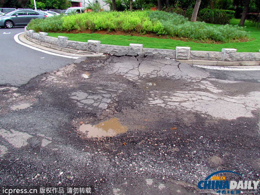 南京連日高溫 市內道路被曬成“波浪路”