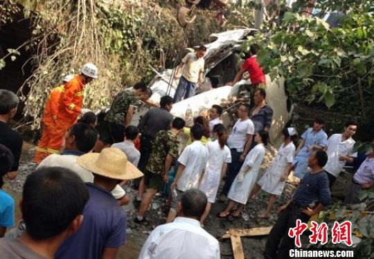 四川渠縣客車被撞翻掉橋下 車上20余人多是學生(圖)