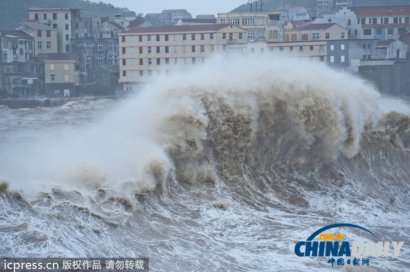 浙江溫嶺：臺風(fēng)”菲特“掀起巨浪 看潮人流涌動