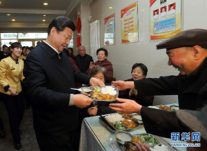 習近平甘肅視察虛擬養(yǎng)老餐廳時親自為老人端菜(圖)