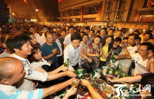 張春賢赴烏魯木齊夜市考察 請市民吃羊肉串