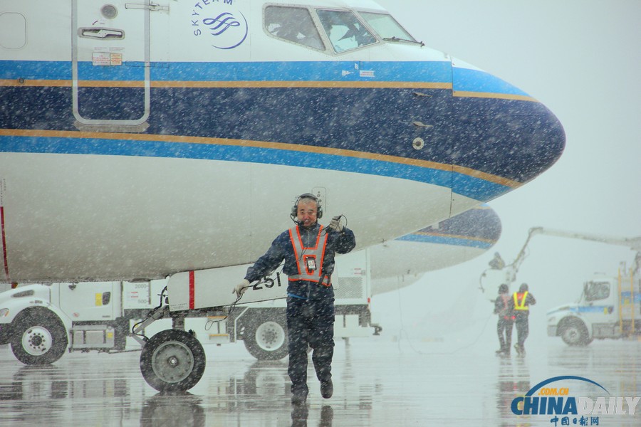 烏機場迎今冬首場降雪 南航新疆進(jìn)入“冬運模式”