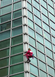 French spiderman climbs world's tallest building