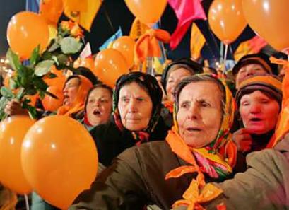 Supporters of Ukrainian opposition leader Viktor Yushchenko sing national songs during a rally in central Kiev, December 28, 2004. The United States prodded Ukraine's courts on Tuesday to uphold the re-run election victory of the pro-West Yushchenko if his opponent follows through on a threat to challenge the result. [Reuters] 