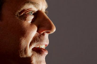 Britain's Prime Minister Tony Blair takes questions during a news conference at Labour election campaign headquarters in central London, April 12, 2005. REUTERS/Toby Melville