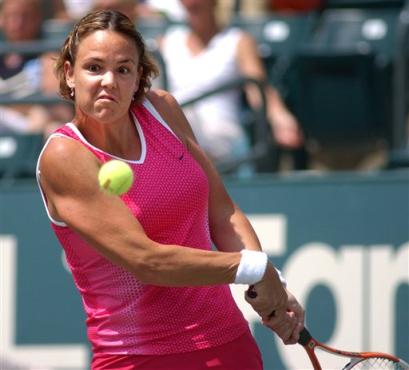 Lindsay Davenport returns the ball to Canada's Marie-Eve Pelletier Wednesday, April 13, 2005 during play at the Family Circle Cup in Charleston, S.C.. Davenport won in straight sets, 6-2, 6-2. (AP Photo/Paula Illingworth) 