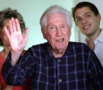 Former FBI deputy director Mark Felt waves to the press as his daughter Joan Felt (L) and grandson Nick Jones (R), look on from the front door of his home in Santa Rosa, California, May 31, 2005. [Reuters]