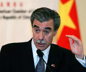 U.S. Commerce Secretary Carlos Gutierrez delivers a speech in Beijing June 2, 2005. Gutierrez arrived in Beijing for a tree-day visit to try to ease tensions in a trade row over textile exports from China.