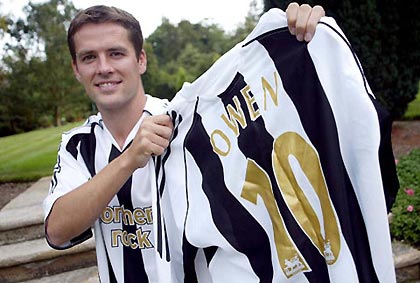 England striker Michael Owen displays his jersey of New Castle.