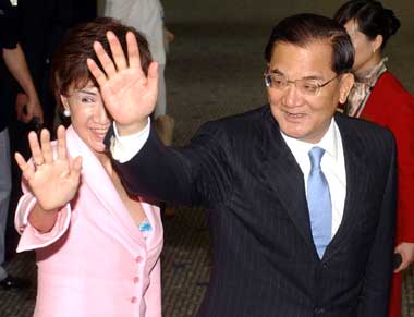 Lien Chan makes a transit at Hong Kong