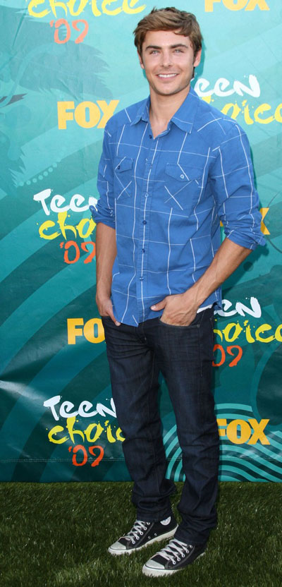 Celebs arrive at the Teen Choice 2009 Awards taping in Los Angeles