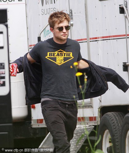 Robert Pattinson pays visit to Kristen Stewart's trailer