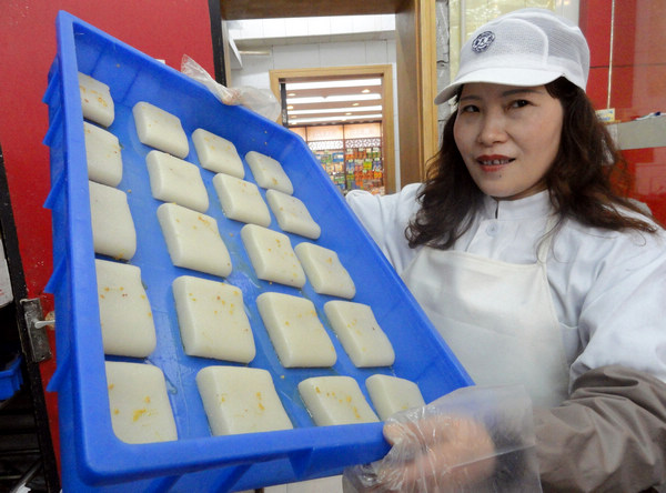 Chinese enjoy Longtaitou Festival traditional food