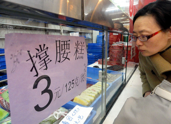 Chinese enjoy Longtaitou Festival traditional food