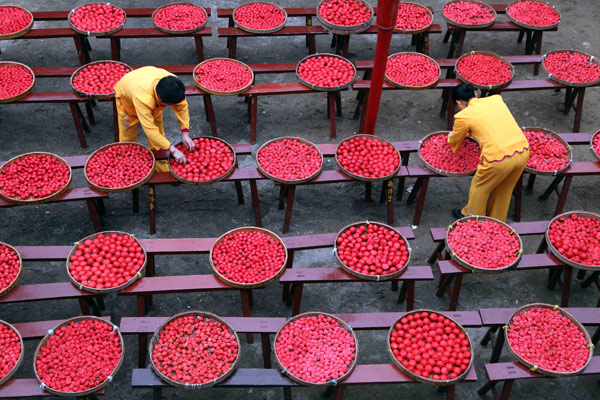 Chinese enjoy Longtaitou Festival traditional food