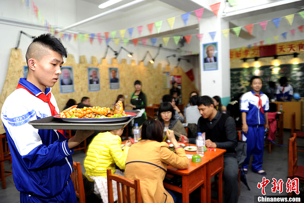 Classroom-themed restaurant for nostalgic generation