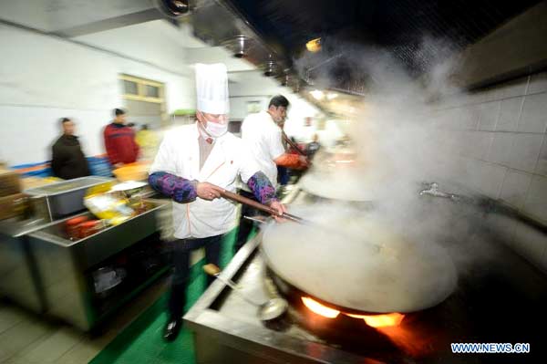 Volunteers make laba porridge at Daming Temple in Yangzhou