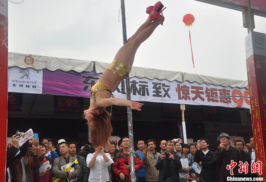 靚麗車模驚艷武漢華中車展 盤點(diǎn)車模“妖孽”造型