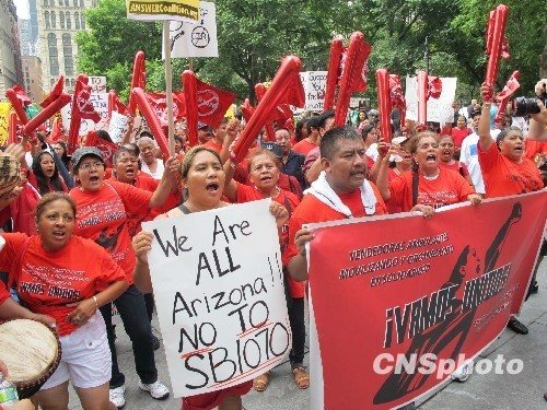 紐約爆發(fā)大規(guī)模游行抗議反移民法(組圖)