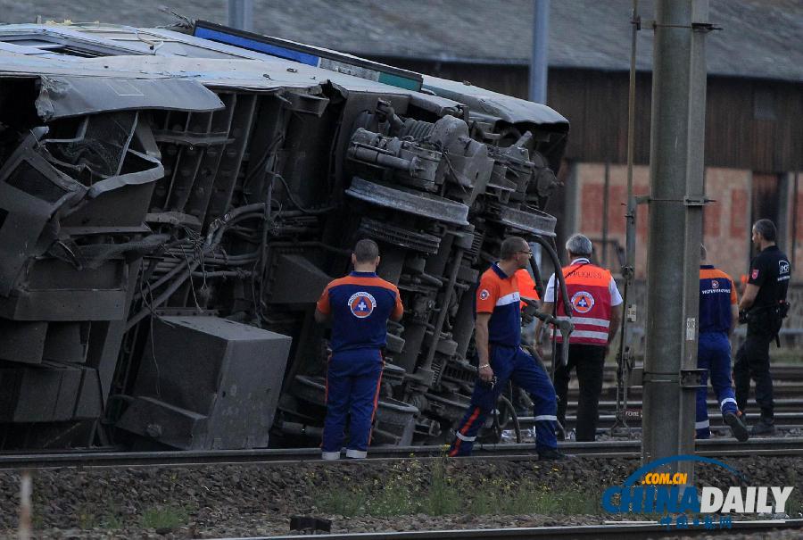 法國火車脫軌致6人死亡22人重傷 奧朗德赴現(xiàn)場(chǎng)視察