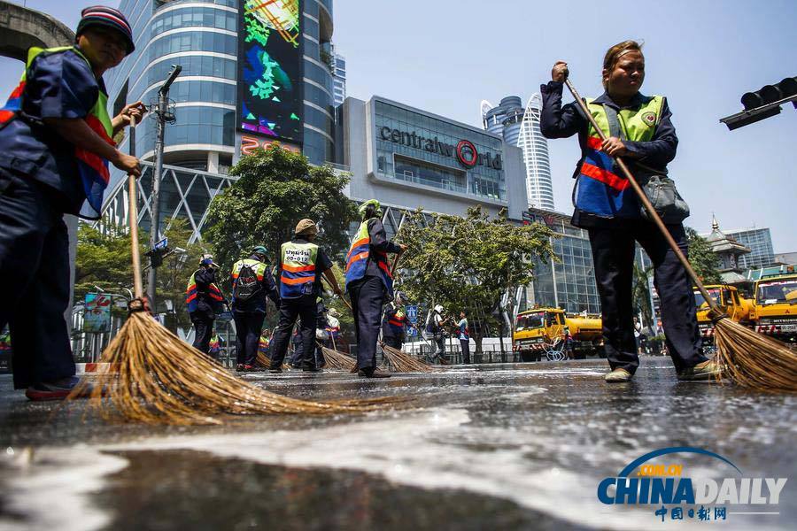 泰國“封鎖曼谷”行動結(jié)束 工人沖刷街道“掀巨浪”