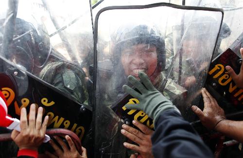 泰國(guó)政府軍與“紅衫軍”發(fā)生嚴(yán)重沖突 至少18人死亡