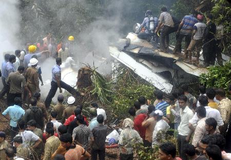 印航客機滑出跑道墜入山谷爆炸 159人死亡7人生還