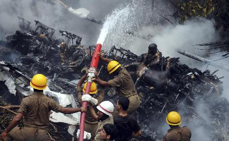 印航客機(jī)滑出跑道墜入山谷爆炸 159人死亡7人生還