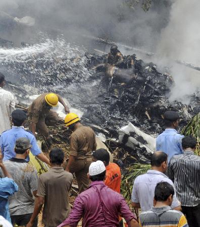 印航客機滑出跑道墜入山谷爆炸 159人死亡7人生還