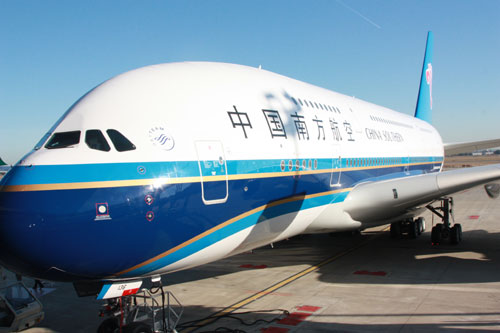 空中客車(chē)公司向南航交付中國(guó)首架A380飛機(jī)