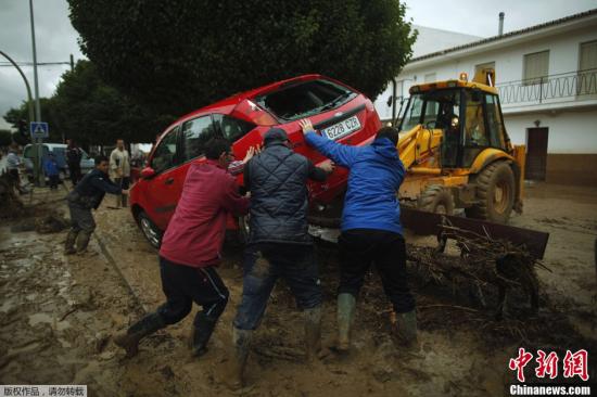 西班牙南部連日暴雨引發(fā)洪水 已致六人死亡