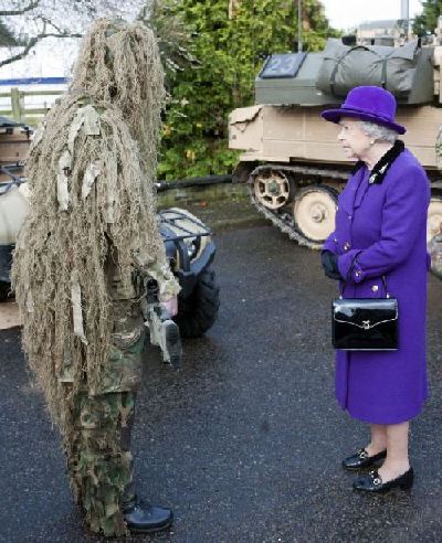 圖：英國騎兵隊狙擊手扮枯木“接駕” 女王茫然困惑