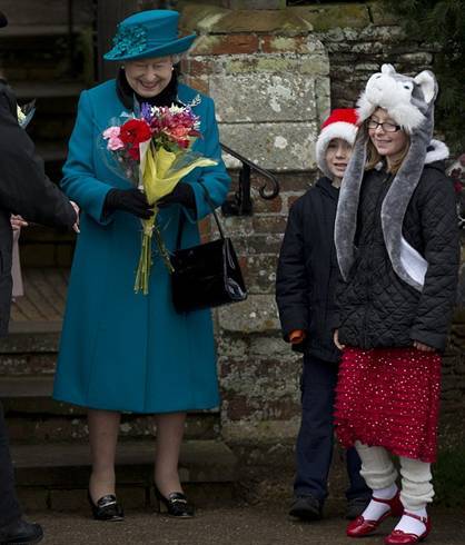 英女王攜家人參加圣誕彌撒 威廉夫婦回“娘家”過(guò)節(jié)未能出席