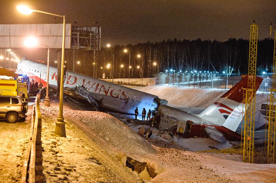 俄客機(jī)降落時(shí)沖出跑道斷裂至少4人死亡 或駕駛員失誤所致