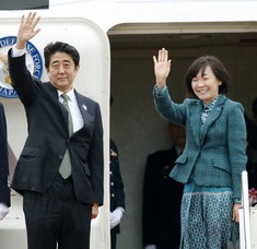 日本首相安倍晉三啟程訪問(wèn)蒙古