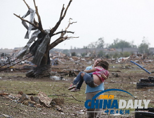 美國(guó)俄克拉荷馬市郊遭龍卷風(fēng)重創(chuàng) 近百人死亡