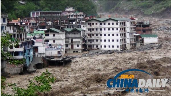 印度強降雨引發(fā)洪水 死亡人數(shù)或高達6500人