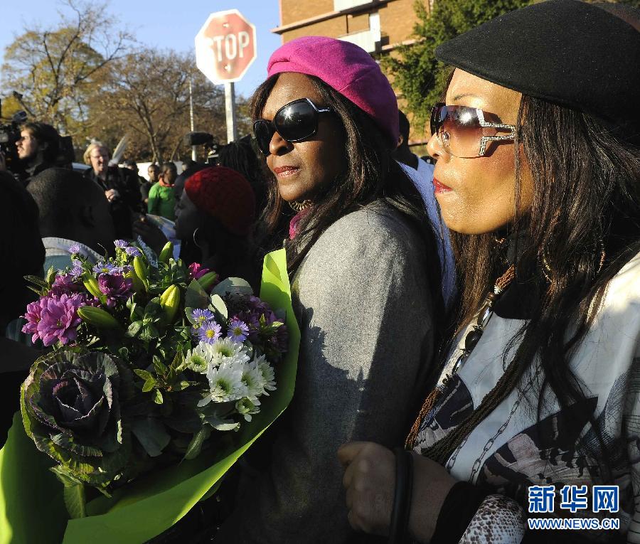 曼德拉病情危急狀態(tài) 南非民眾為曼德拉祈禱