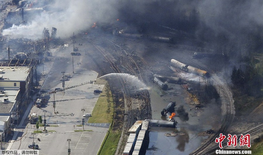 加拿大載石油列車發(fā)生爆炸 至少80人失蹤