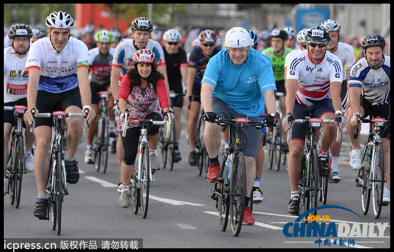 倫敦市長(zhǎng)鮑里斯攜妻子參加自行車(chē)騎行活動(dòng)（組圖）