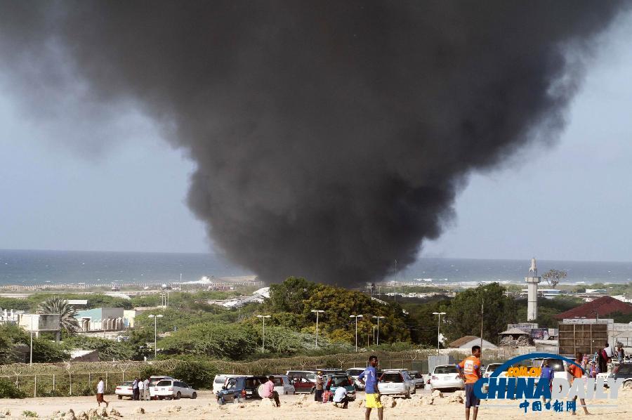 外軍機(jī)在索馬里首都機(jī)場起火燒毀 至少4人死亡（圖）