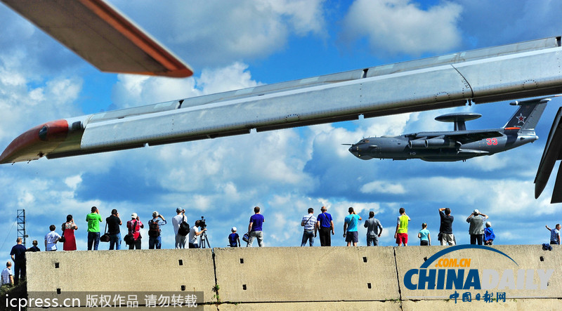 俄羅斯傘兵秀十八般武藝 慶祝空軍成立101周年（高清組圖）