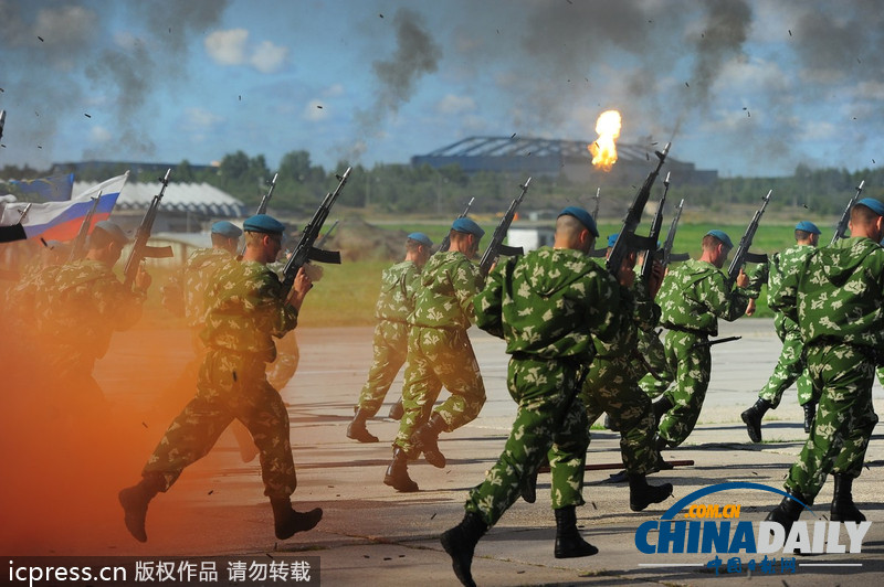 俄羅斯傘兵秀十八般武藝 慶祝空軍成立101周年（高清組圖）