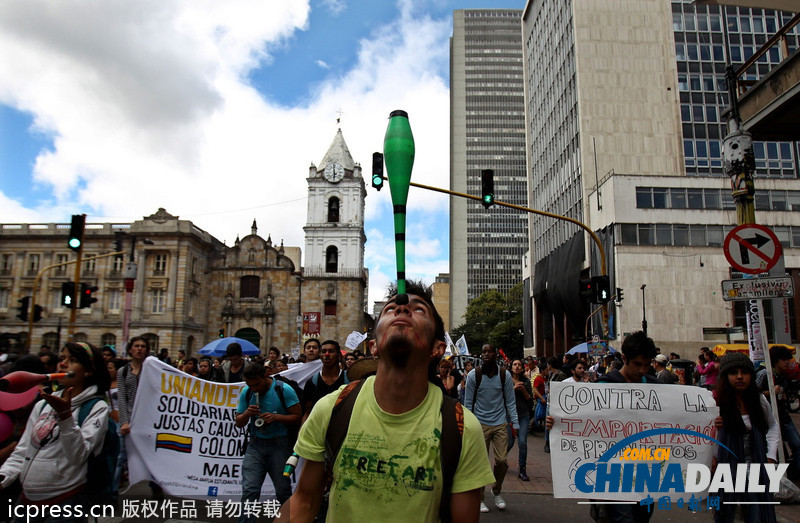 哥倫比亞全國大罷工要求下調汽油價格 引發(fā)警民沖突（組圖）