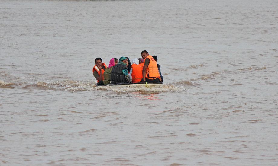 巴基斯坦洪災(zāi)已致至少118人死亡 軍隊(duì)幫助災(zāi)民轉(zhuǎn)移（組圖）