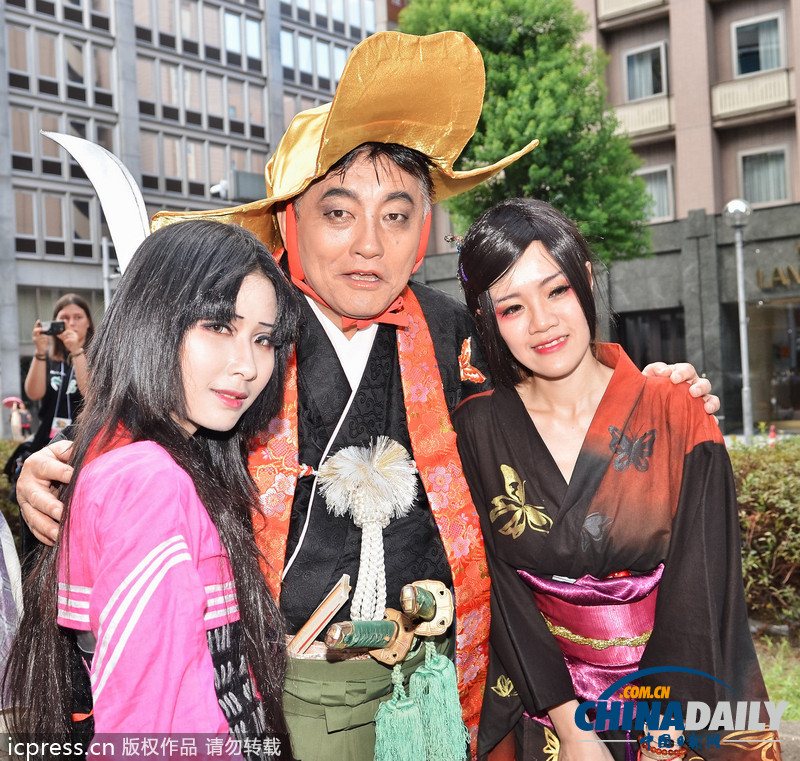 日本名古屋市長亮相cosplay峰會紅毯 左擁右抱艷福不淺（組圖）