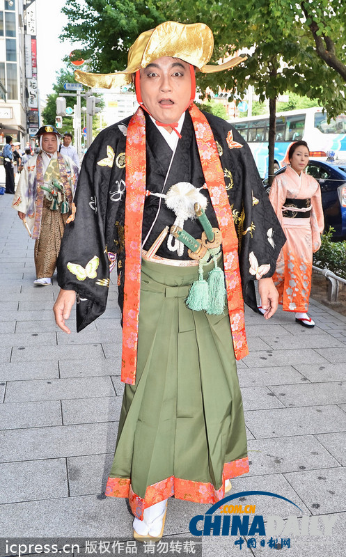 日本名古屋市長(zhǎng)亮相cosplay峰會(huì)紅毯 左擁右抱艷福不淺（組圖）