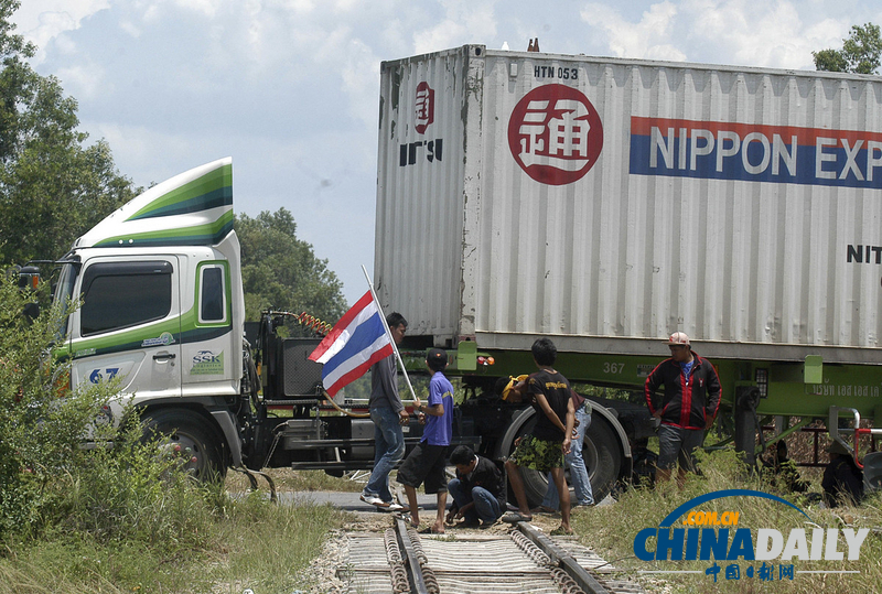 泰國農(nóng)民劫持卡車堵鐵路 要求政府干預(yù)橡膠收購價(jià)