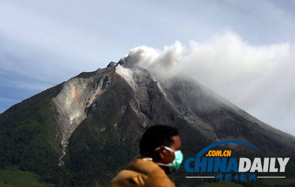 印尼錫納朋火山爆發(fā) 學生戴口罩淡定上課（組圖）